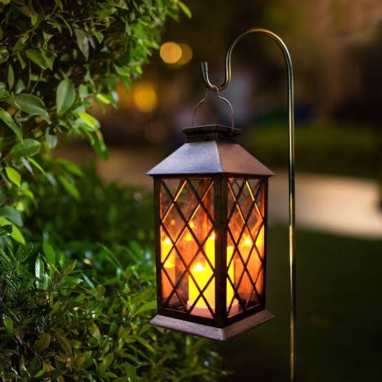 Solar garden lantern